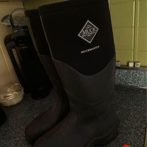 Men’s muck boots. Wore one season by my son.
